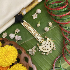 Vriksham Chandran Style Kemp Mang Tikka-Red Green-Pearl-G17554