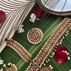 Vriksham Traditional Kemp Nethichutti Tikka With Chandran Suriyan-Red Green-Pearl-G19640