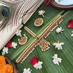 Vriksham Traditional Kemp Round Tikka With Chandran Suriyan-Red Green-Pearl-G19641