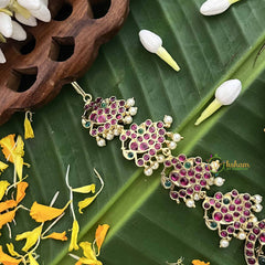 Vriksham Royal Round With Peacock Kemp Mang Tikka-Red Green-Pearl-G20495