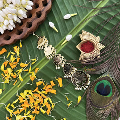 Vriksham Royal Round With Peacock Kemp Mang Tikka-Red Green-Pearl-G20495