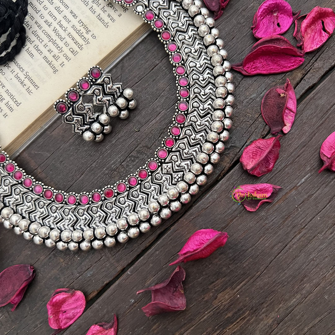 Vriksham Chevron Pattern Oxidized Silver Neckpiece-Red-S922