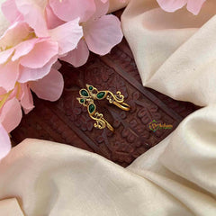 Vriksham Delicate Kemp Crescent Vanki Style Gold Kemp Finger Ringe-Green-G21780