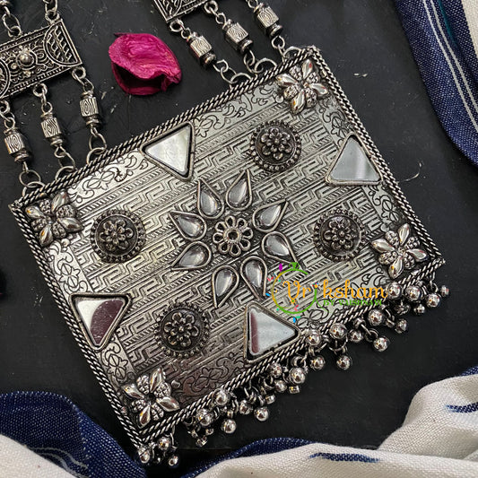 Geometric Silver look Alike Pendant Neckpiece-S345